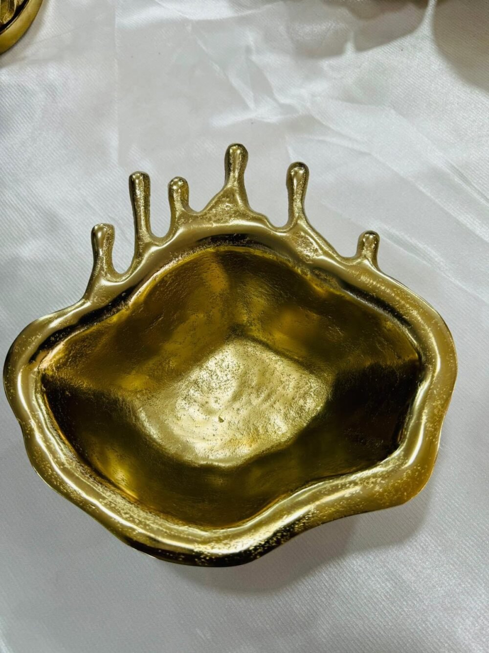 وعاء مصنوع من النحاس (برّاس) مطلي بالذهب، صناعة هندية،