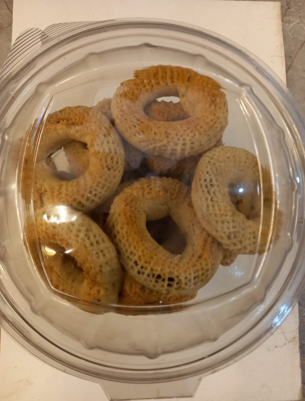 كعك زرد من طحين الكوسمين محشو بالتمر الطبيعي